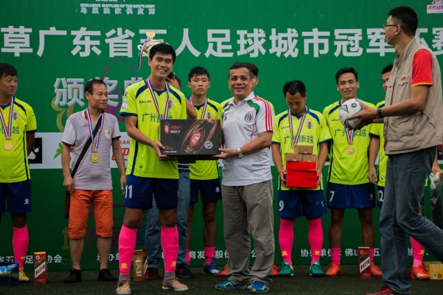 FIFA官网：成都蓉城中场杨明洋会籍变更为中国足协